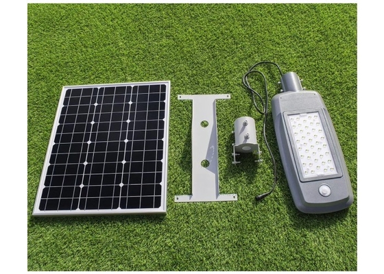 Lampu Jalan LED Tenaga Surya Tahan Lama 5500K IP65 50W Dengan Panel Surya Yang Dapat Diputar